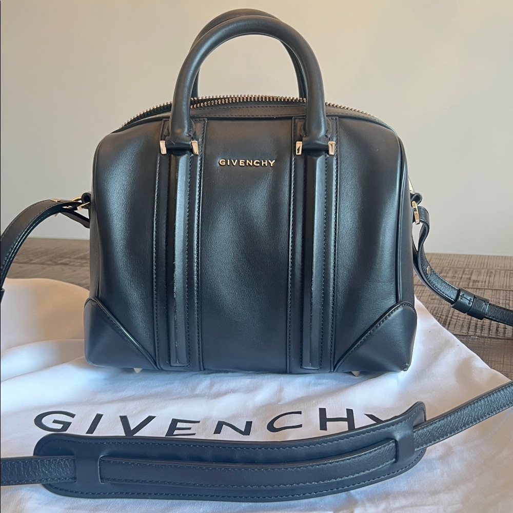 GIVENCHY LUCREZIA- Mini bag
100% Lamb